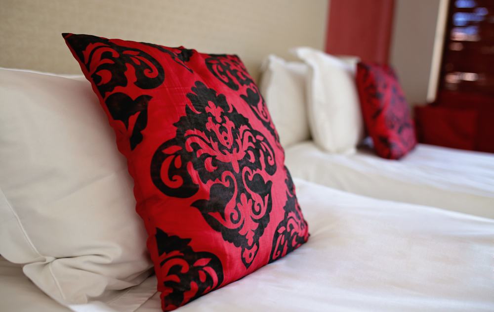Betten mit Kissen im Appartement - beds with cushions in apartment